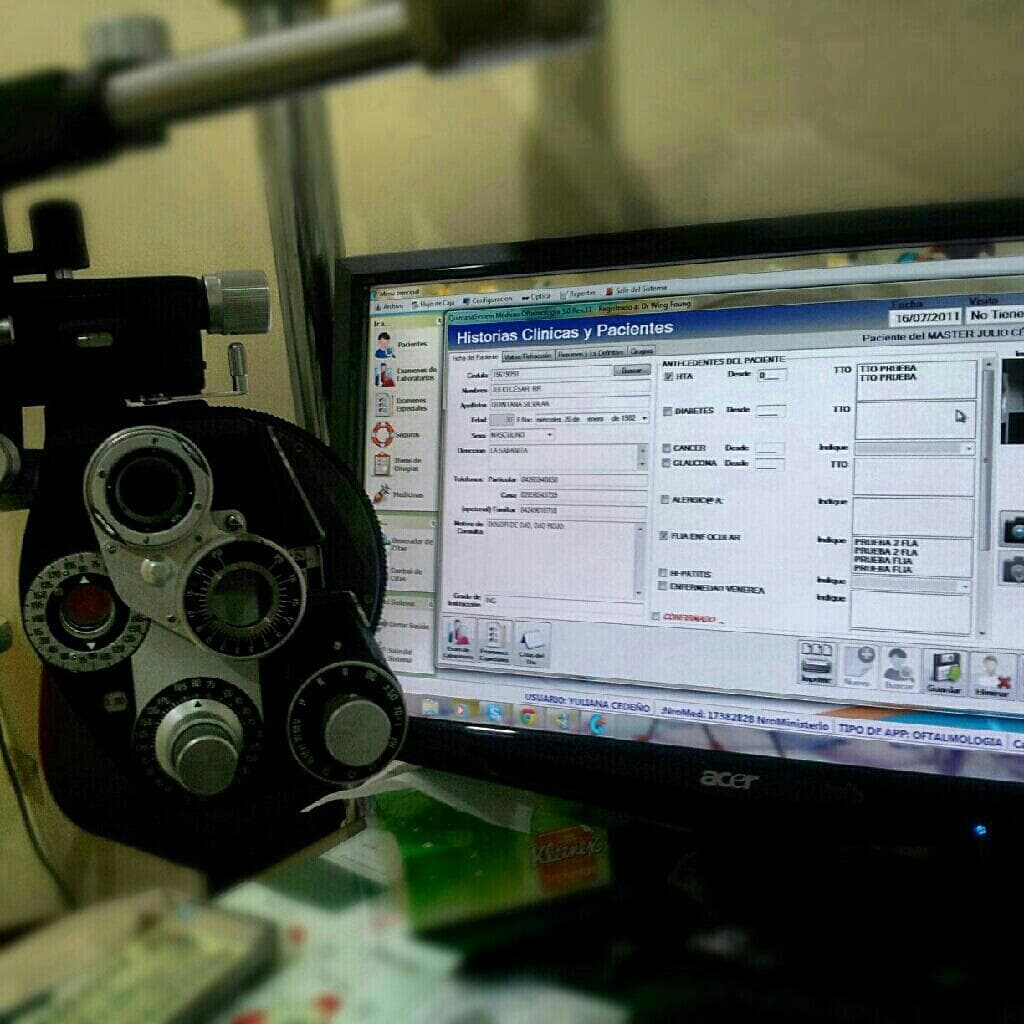 Profesional médico utilizando tecnología moderna